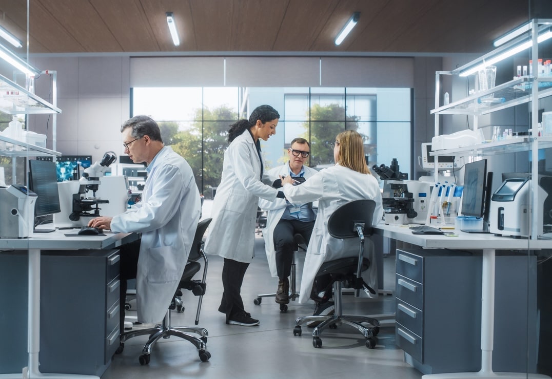 scientists-ukraine-in-the-lab-min